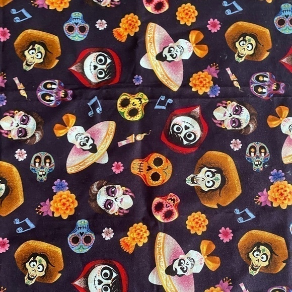 NWOT DISNEYS COCO & FRIENDS DIA DE LOS MUERTOS FABRIC - Picture 2 of 4